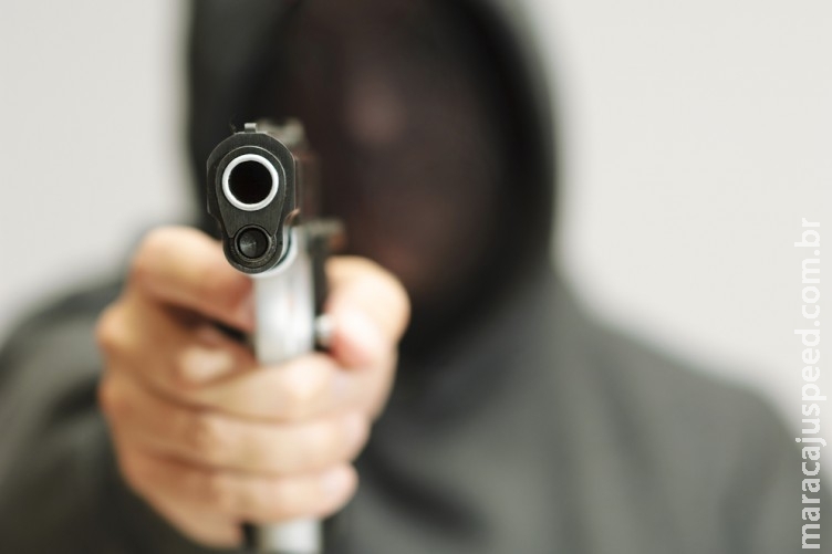 Homem armado tenta atirar em rival, mas acaba preso em casa de show