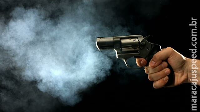 Homem é morto a tiros e assassino do filho dele é apontado como suspeito