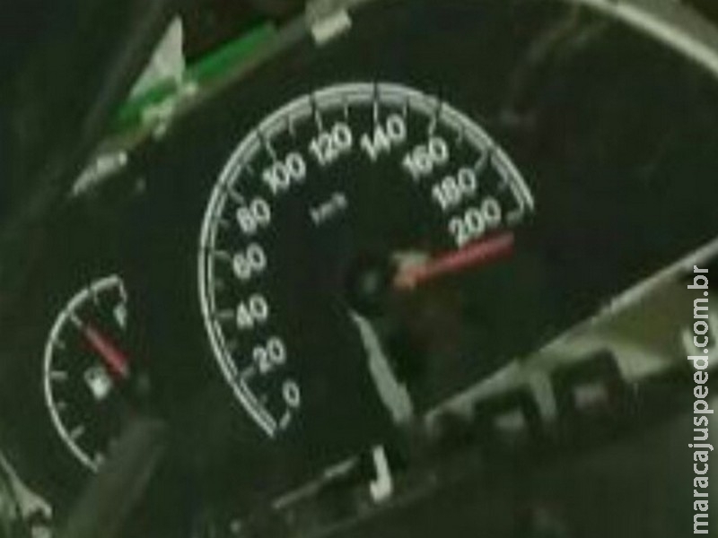  Homem morre após bater carro contra árvore e velocímetro travar em mais de 200 km/h