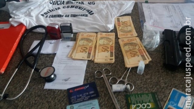 Homem que se passava por médico é preso com arma e R$ 3,7 mil falsos