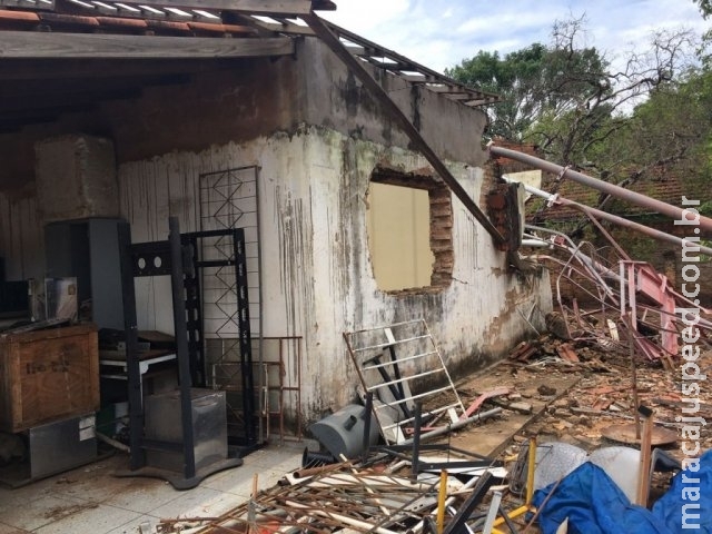 Idosa teve casa destruída por torre há 6 anos, vive de aluguel e quer justiça