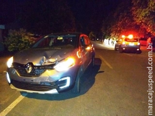 Idoso colide em carro parado e atropela três pessoas em calçada Idoso colide em carro parado e atropela três pessoas em calçada
