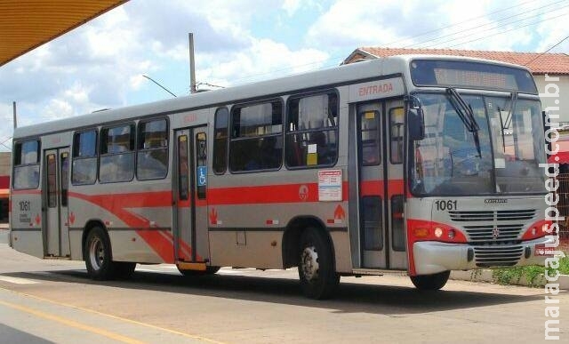 Irritado com motorista que passou do ponto, passageiro quebra vidro de ônibus no chute