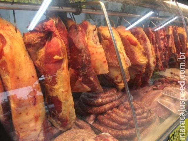 Jogo de forças entre JBS e demais frigoríficos derruba preço da carne Jogo de forças entre JBS e demais frigoríficos derruba preço da carne