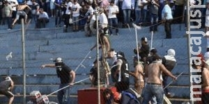 Jornalista brasileiro é atingido a pedradas durante briga entre torcidas paraguaias