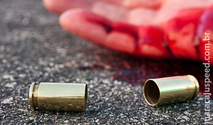Jovem é morto com 6 tiros disparados por ocupantes de carro branco Jovem é morto com 6 tiros disparados por ocupantes de carro branco