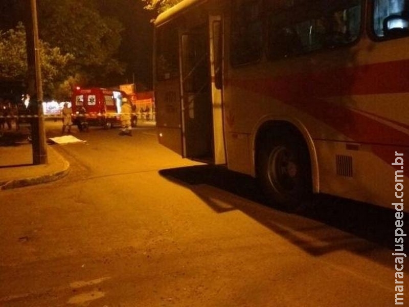 Jovem entra embaixo de ônibus e morre ao ter cabeça esmagada por roda
