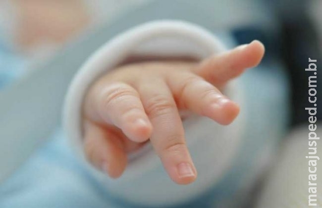 Mãe deixa bebê de seis meses sozinho em casa para ir beber em bar