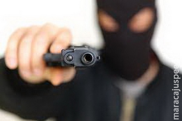 Mãe e filho são surpreendidos por cinco bandidos encapuzados dentro de residência