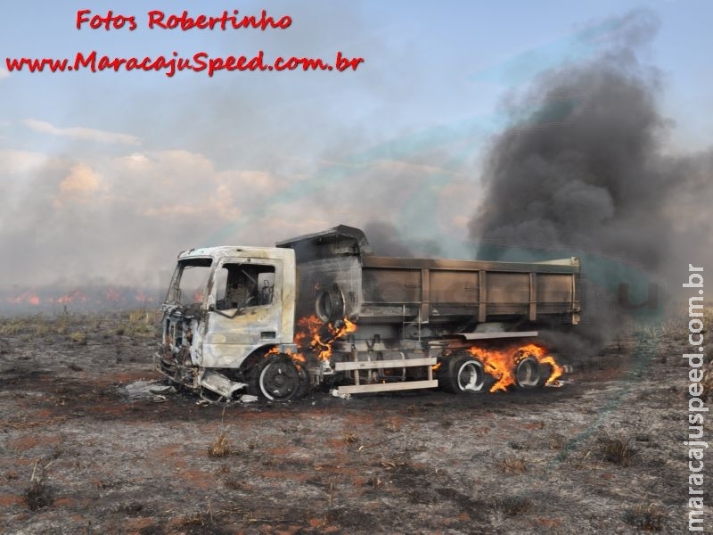 Maracaju: Caminhão é consumido por chamas aos fundos da usina Grupo BBCA, após curto circuito e incendeia pastagem Maracaju: Caminhão é consumido por chamas aos fundos da usina Grupo BBCA, após curto circuito e incendeia pastagem