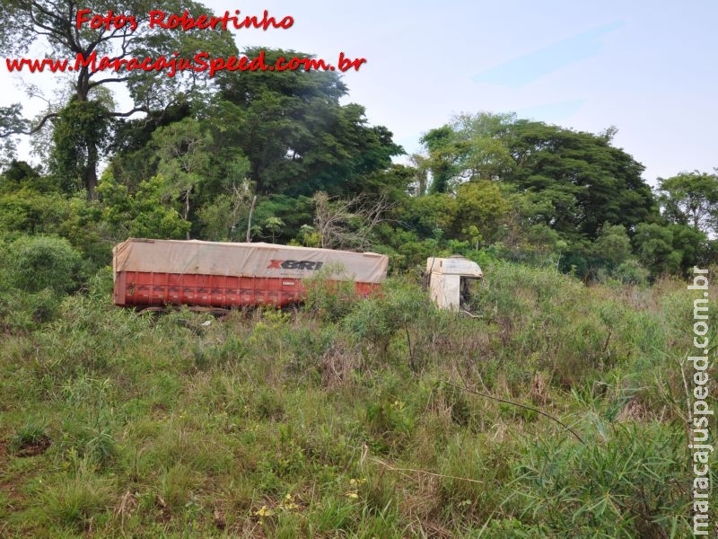 Maracaju: Carreta desgovernada sai fora de rodovia e percorre mais de 300 metros mata adentro e atola em brejo