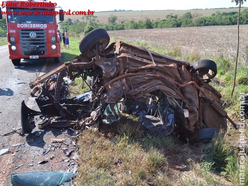 Maracaju: Colisão frontal envolve dois veículos e uma motocicleta e deixa três vítimas fatais presas em meio as ferragens Maracaju: Colisão frontal envolve dois veículos e uma motocicleta e deixa três vítimas fatais presas em meio as ferragens