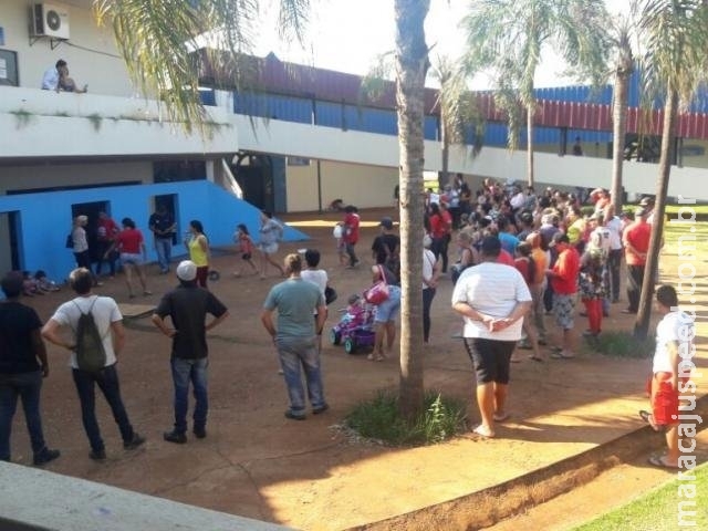 Moradores sem-teto protestam na prefeitura para cobrar loteamento Moradores sem-teto protestam na prefeitura para cobrar loteamento