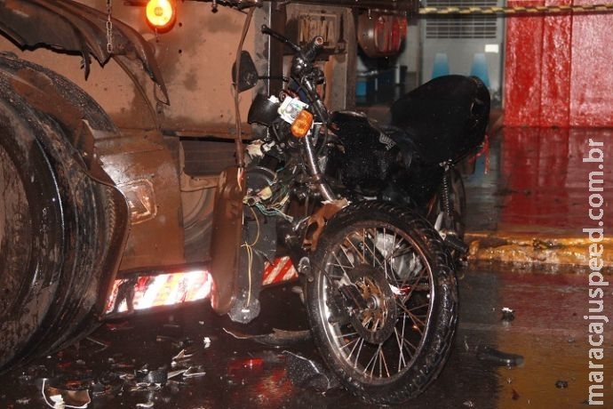Motociclista morre após colidir contra traseira de carreta parada Motociclista morre após colidir contra traseira de carreta parada