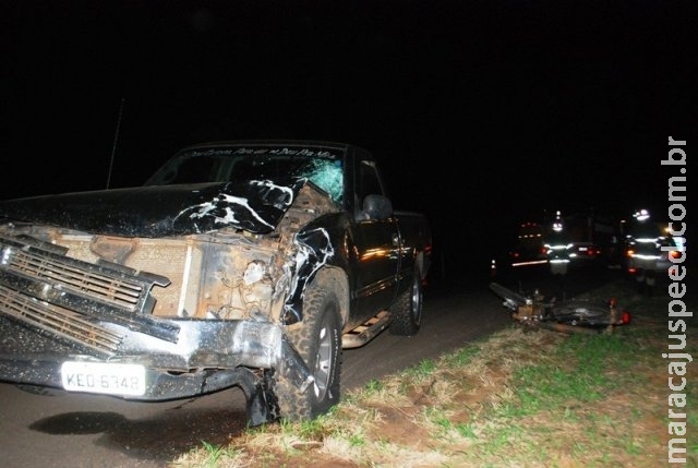 Motociclista morre após invadir pista contrária e colidir em caminhonete Motociclista morre após invadir pista contrária e colidir em caminhonete