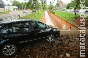 Motorista bate em mureta, quase cai em córrego e desaparece Motorista bate em mureta, quase cai em córrego e desaparece