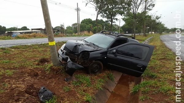 Motorista dorme ao volante e colide veículo contra poste no Indubrasil