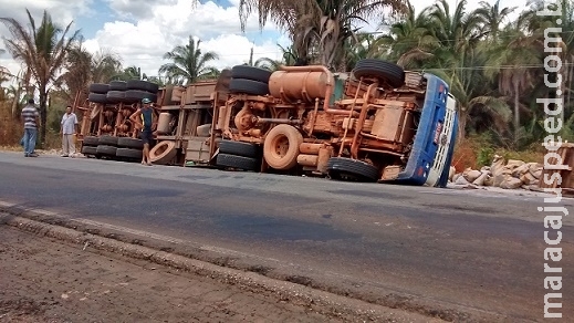 Motorista morre após tombar caminhão carregado de madeira na BR-158 Motorista morre após tombar caminhão carregado de madeira na BR-158