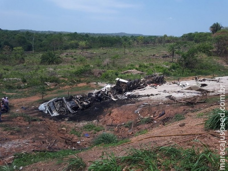 Motorista morre carbonizado após carreta tombar e pegar fogo em rodovia