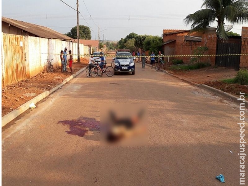 Mulher é morta a facadas no meio da rua e polícia procura por suspeito