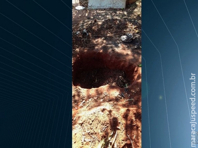 Mulher é presa suspeita de matar idoso, enterrar corpo no quintal e roubar cartões para fazer saques 