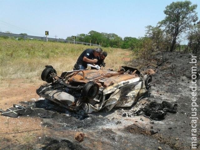 Mulheres morrem após carro capotar em curva e pegar fogo na MS-430 Mulheres morrem após carro capotar em curva e pegar fogo na MS-430