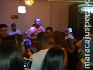 No meio da semana, pagode lota na Rua Brilhante e vira tradição de quinta-feira No meio da semana, pagode lota na Rua Brilhante e vira tradição de quinta-feira