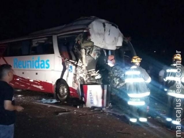 Ônibus que vinha para MS colide com caminhão, um morre e 36 ficam feridos