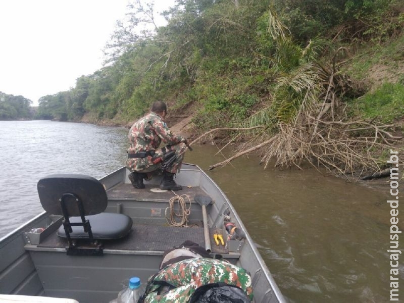 PMA troca tiros com infratores que abandonam rede de pesca e 17 kg de pescado à margem do rio e fogem para território Paraguaio
