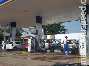 Por economia ou ‘cidadania’, motoristas formam fila atrás de gasolina barata na Capital