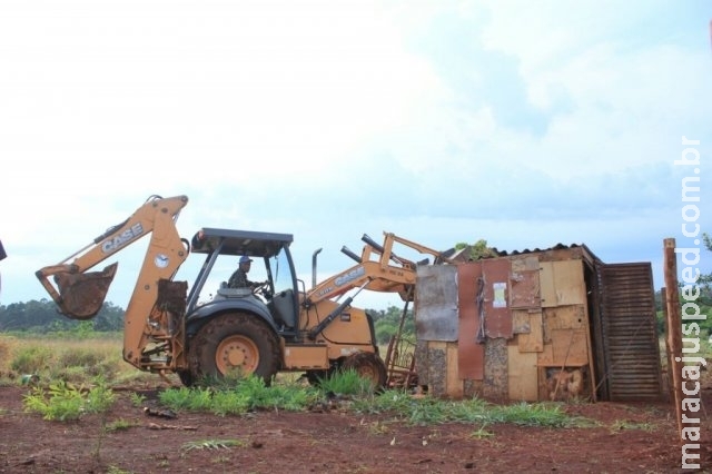 Prefeitura desocupa terreno com 133 barracos de sem-teto no Indubrasil Prefeitura desocupa terreno com 133 barracos de sem-teto no Indubrasil