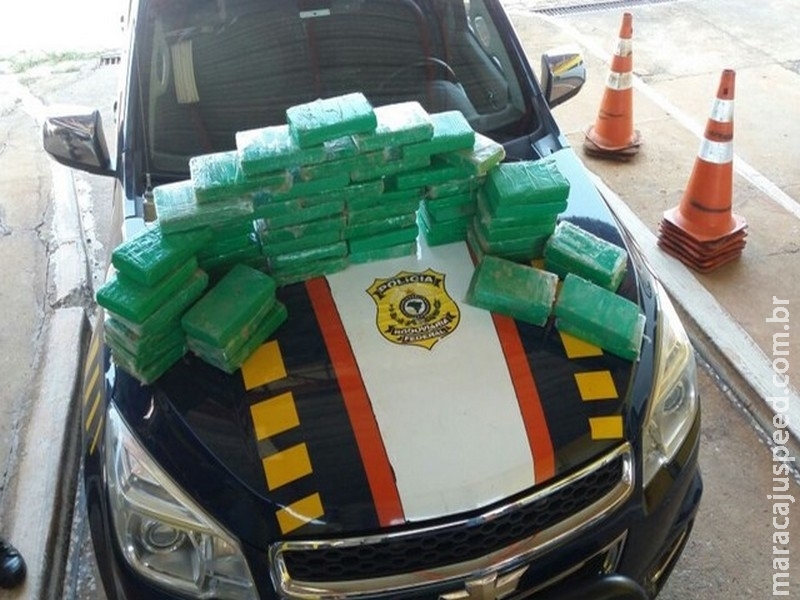 PRF encontra 54 tabletes de cocaína em fundo falso de caminhonete