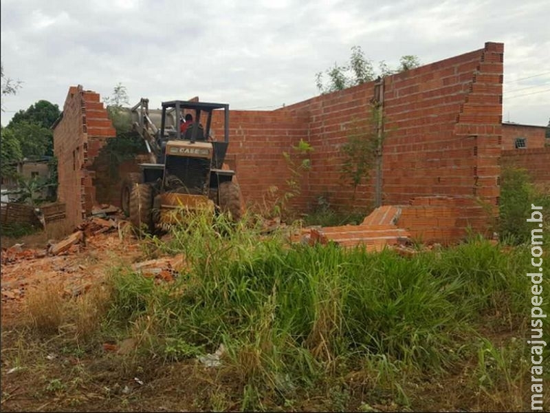 Quatro casas construídas irregularmente em áreas públicas são demolidas Quatro casas construídas irregularmente em áreas públicas são demolidas