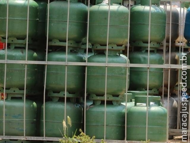 Reajustes da Petrobras deixaram gás de cozinha 50% mais caro este ano Reajustes da Petrobras deixaram gás de cozinha 50% mais caro este ano