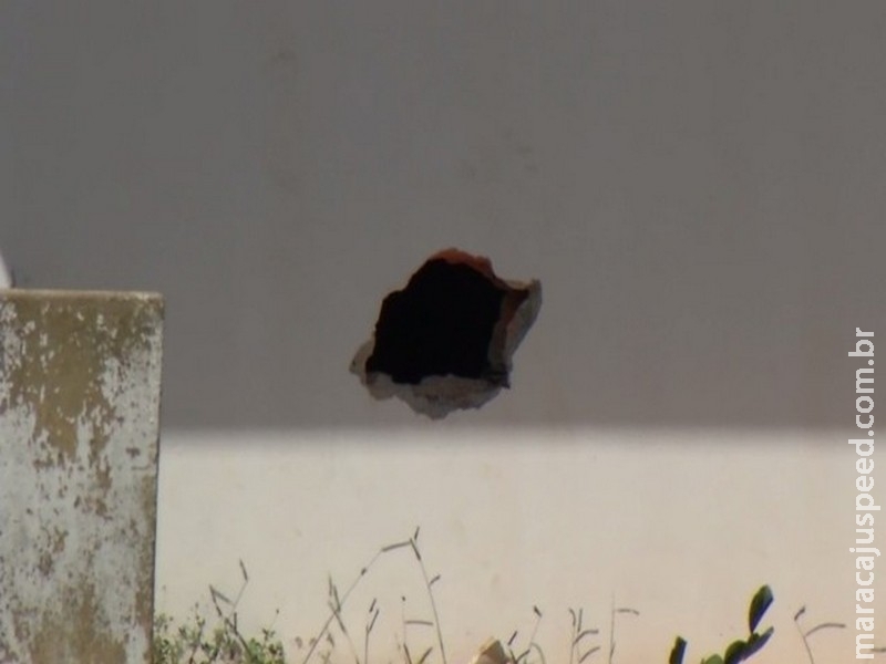 Sete detentos fogem de cadeia por buraco feito em cela