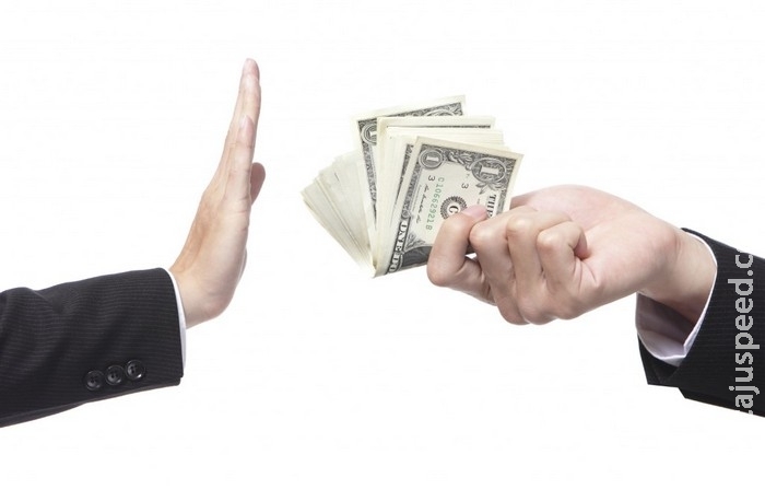 Técnica de enfermagem é presa depois de tentar subornar policiais