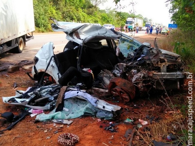 Três pessoas morrem após colisão entre carro e caminhão na BR-163