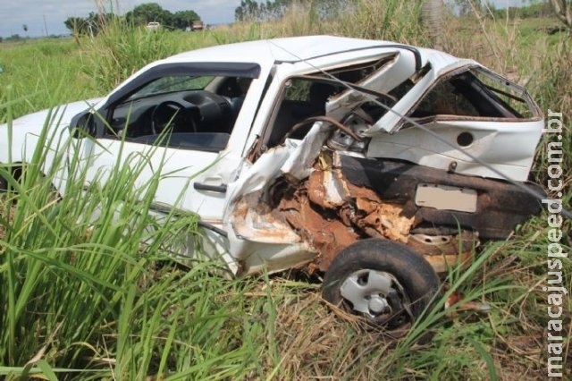 Veículo de luxo tenta ultrapassagem e colide na traseira de carro na MS-276