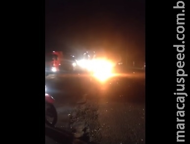 VÍDEO: acidente na BR-163 causa explosão em moto de funcionário da CCR MSVia VÍDEO: acidente na BR-163 causa explosão em moto de funcionário da CCR MSVia