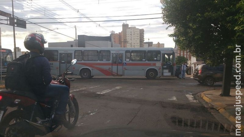 Acidente entre carro e ônibus deixa trânsito lento na Mato Grosso