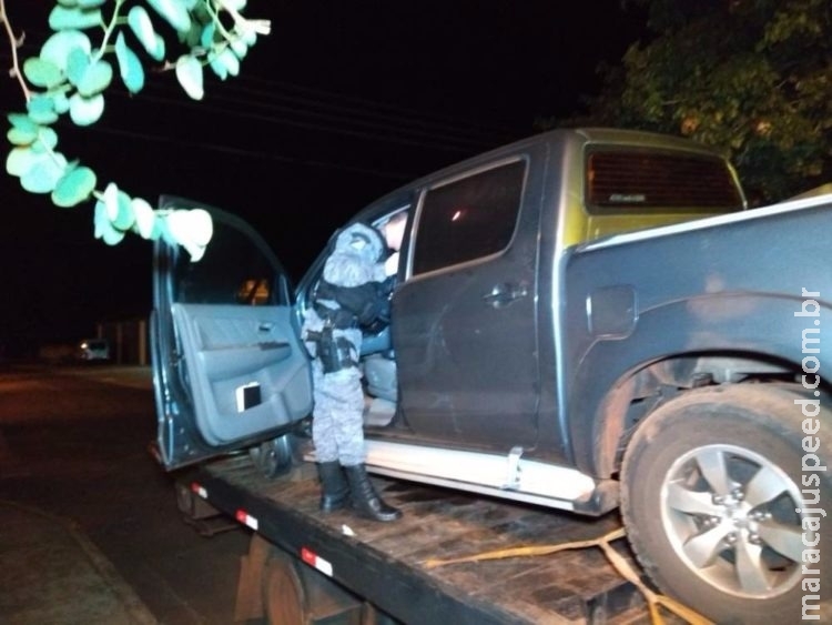 Assaltante rouba caminhonete, troca tiros com a polícia e morre; comparsa foge