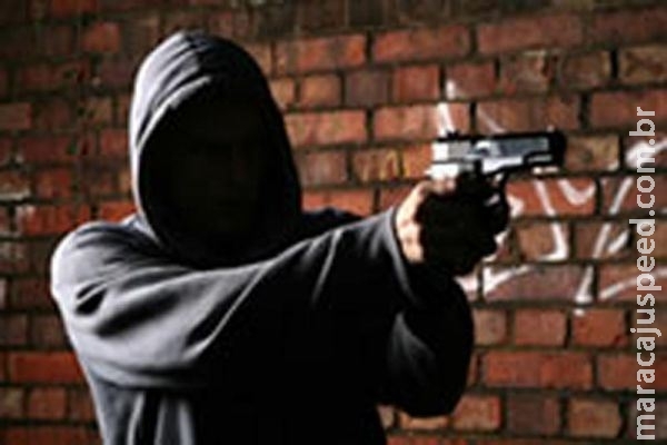 Bandido armado com faca arromba casa, acorda morador e rouba apenas celular