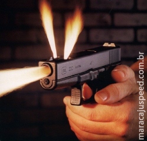 Bando invade casa, vai até quarto e atira contra jovem de 24 anos