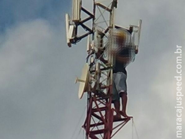Bombeiros imobilizam e salvam jovem que ficou mais 7 horas em torre Bombeiros imobilizam e salvam jovem que ficou mais 7 horas em torre