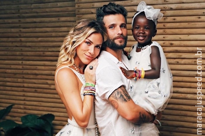 Bruno Gagliasso formaliza queixa na delegacia sobre ofensas racistas de socialite à filha Bruno Gagliasso formaliza queixa na delegacia sobre ofensas racistas de socialite à filha