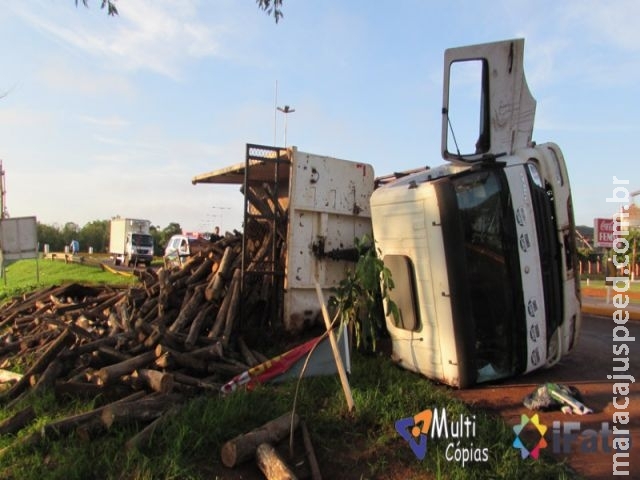 Caminhão carregado com madeira perde o freio e tomba na MS-156