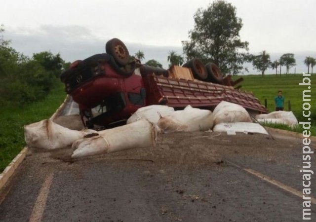 Caminhão com calcário tomba e bloqueia rodovia MS-147 Caminhão com calcário tomba e bloqueia rodovia MS-147