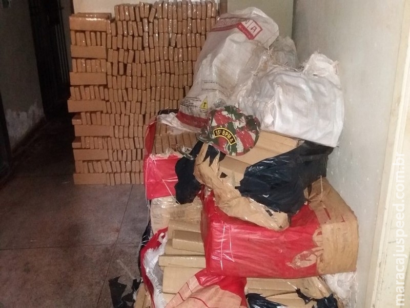 Caminhonete é apreendida com 1 tonelada de maconha em rodovia de MS Caminhonete é apreendida com 1 tonelada de maconha em rodovia de MS