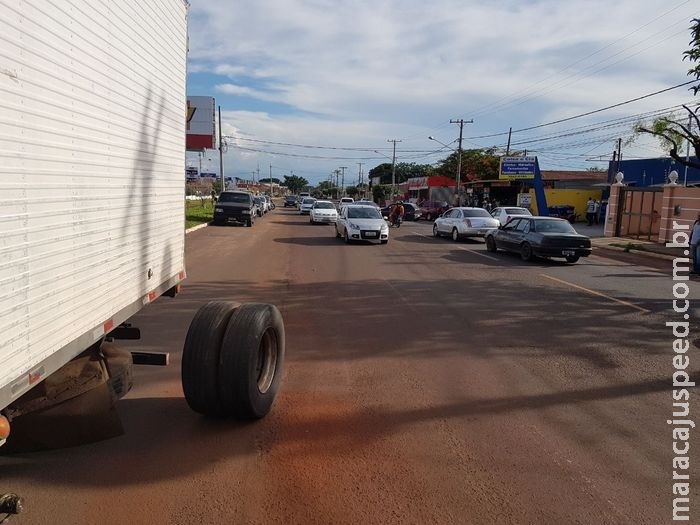 Carro fica parcialmente destruído ao ser atingido por rodas de caminhão Carro fica parcialmente destruído ao ser atingido por rodas de caminhão