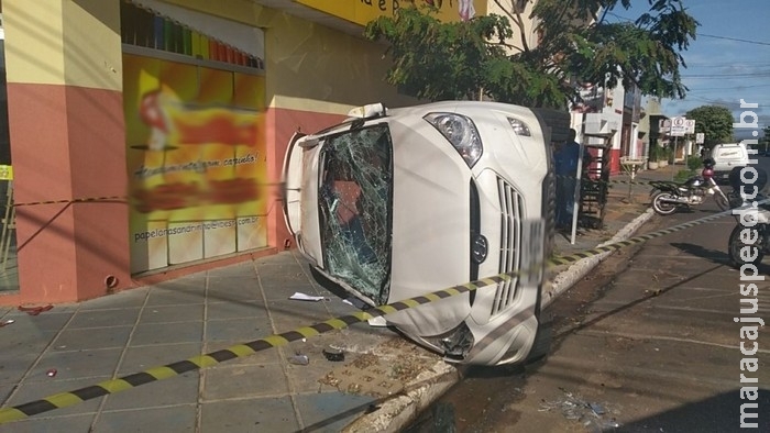 Carro sobe na calçada após batida e fere mulheres que iam para o trabalho